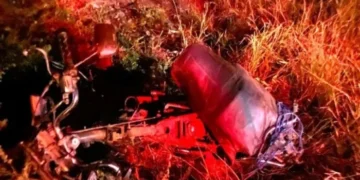 destroços de moto em acidente na bahia