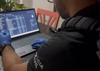 policial civil acessando omputador de investigado por exploração infanto-juvenil