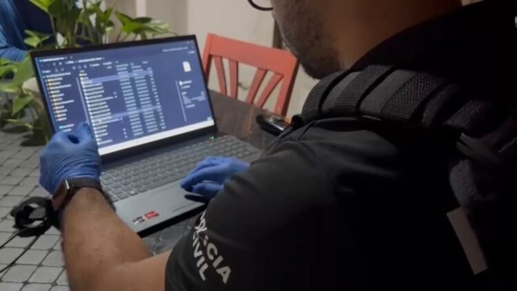 Polícia Civil deflagra operação contra exploração infantojuvenil em Salvador e no interior 1 policial civil acessando omputador de investigado por exploração infanto-juvenil