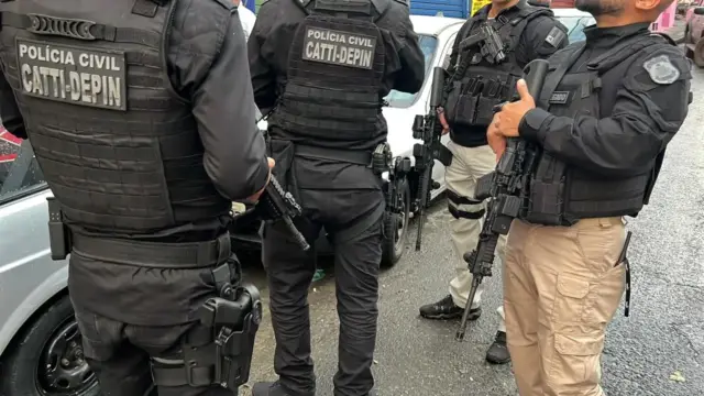 policiais em operação