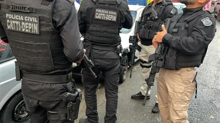 policiais em operação