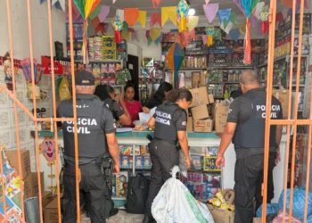 policiais em loja de fogos na cidade de Alagoinhas