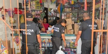 policiais em loja de fogos na cidade de Alagoinhas