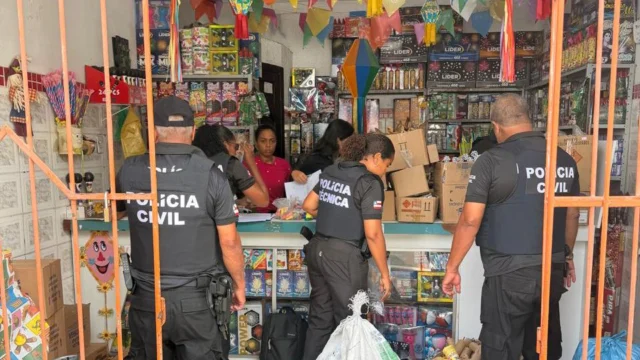 policiais em loja de fogos na cidade de Alagoinhas