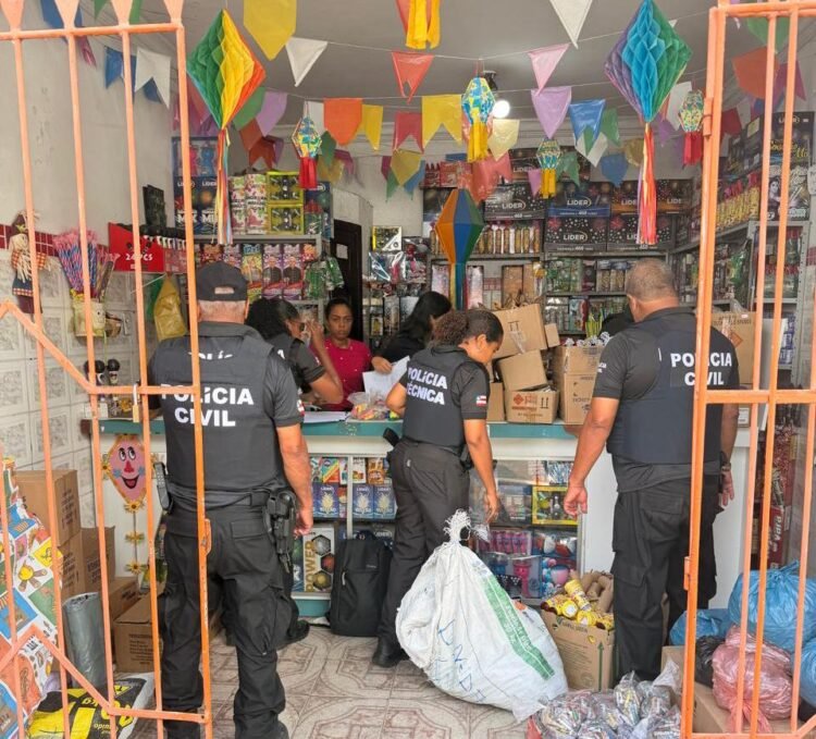policiais em loja de fogos na cidade de Alagoinhas
