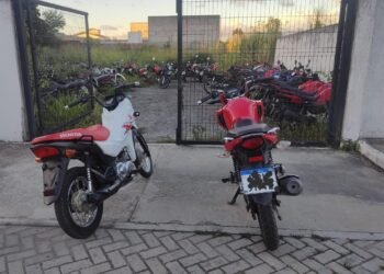 duas motos, recuperadas, estacionadas no pátio da delegacia