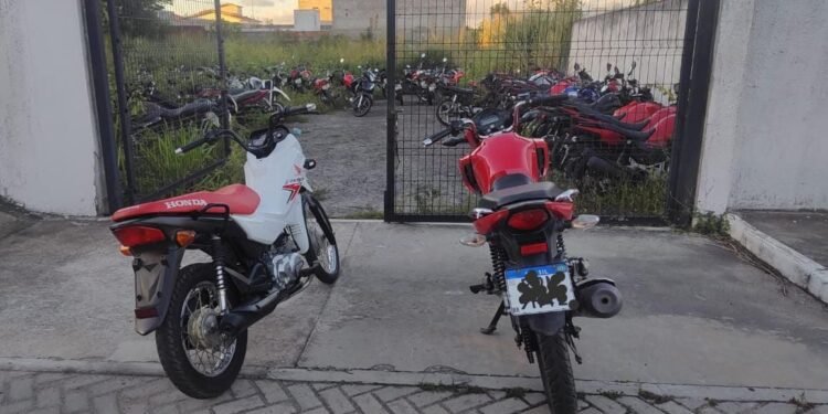 duas motos, recuperadas, estacionadas no pátio da delegacia