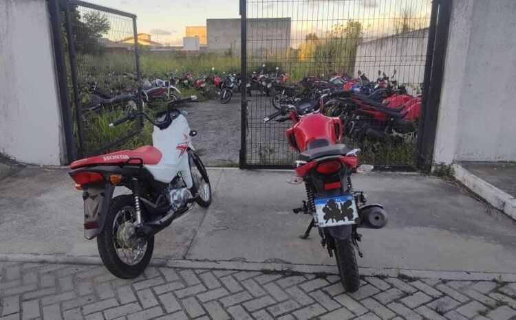 duas motos, recuperadas, estacionadas no pátio da delegacia