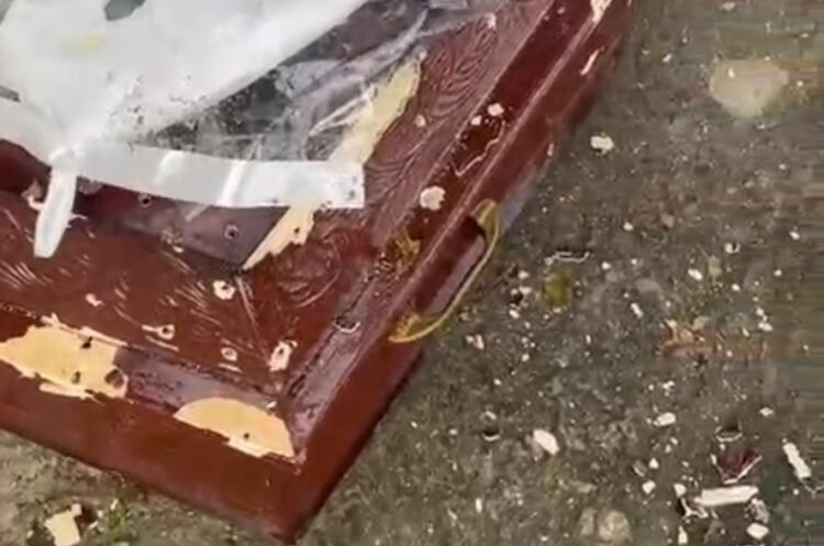 VÍDEO: Criminosos invadem cemitério e efetuam disparos contra caixão em Dias D'Ávila 1 adolescente morto em troca de tiros e caixão alvejado por facção rival