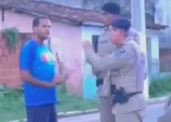 Frame de vídeo mostrando o ex-prefeito Thiancle Araújo gesticulando durante discussão com policiais militares em uma rua de Terra Nova.