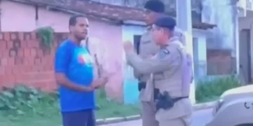 Frame de vídeo mostrando o ex-prefeito Thiancle Araújo gesticulando durante discussão com policiais militares em uma rua de Terra Nova.