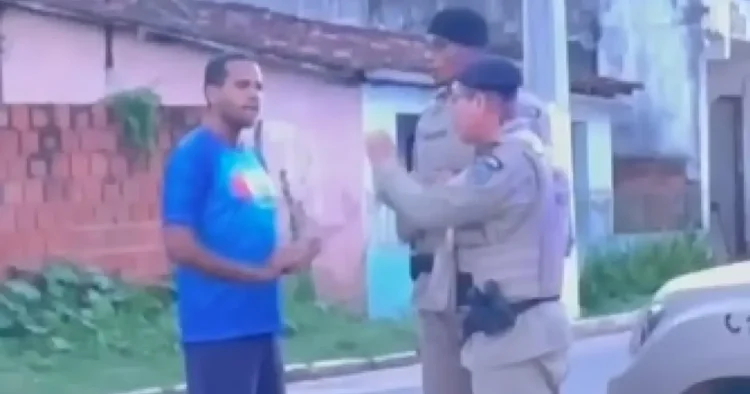 Frame de vídeo mostrando o ex-prefeito Thiancle Araújo gesticulando durante discussão com policiais militares em uma rua de Terra Nova.