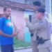 Frame de vídeo mostrando o ex-prefeito Thiancle Araújo gesticulando durante discussão com policiais militares em uma rua de Terra Nova.