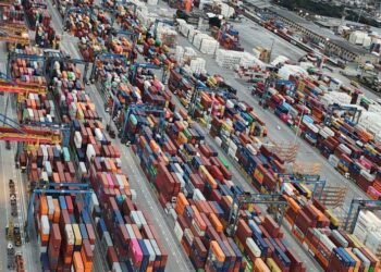 Imagem de drone mostra o Porto de Santos (SP)