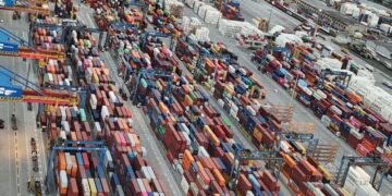 Imagem de drone mostra o Porto de Santos (SP)