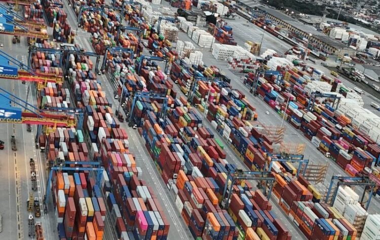 Imagem de drone mostra o Porto de Santos (SP)