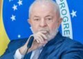 Lula pensativo com a mão sob a boca