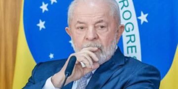 Lula pensativo com a mão sob a boca