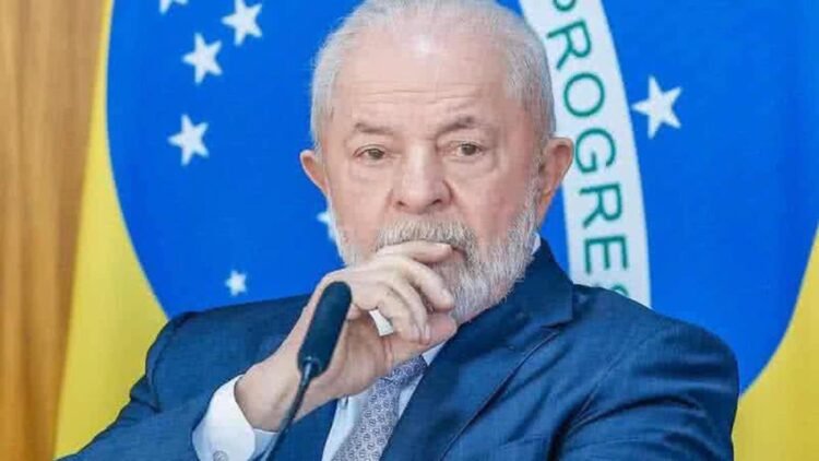 Lula pensativo com a mão sob a boca