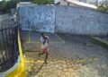 Imagens mostram momento em que homem agride mulher e rouba sua bolsa em bairro de Salvador | Reprodução