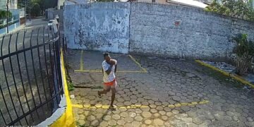 Imagens mostram momento em que homem agride mulher e rouba sua bolsa em bairro de Salvador | Reprodução
