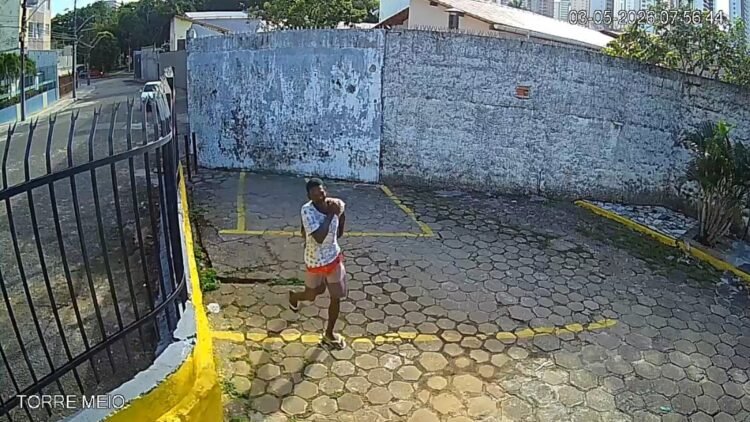 Imagens mostram momento em que homem agride mulher e rouba sua bolsa em bairro de Salvador | Reprodução