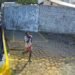Imagens mostram momento em que homem agride mulher e rouba sua bolsa em bairro de Salvador | Reprodução