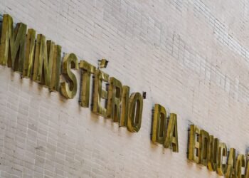 um adolescente de 13 anos . As vítimas, duas funcionárias do Instituto São José