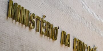 um adolescente de 13 anos . As vítimas, duas funcionárias do Instituto São José