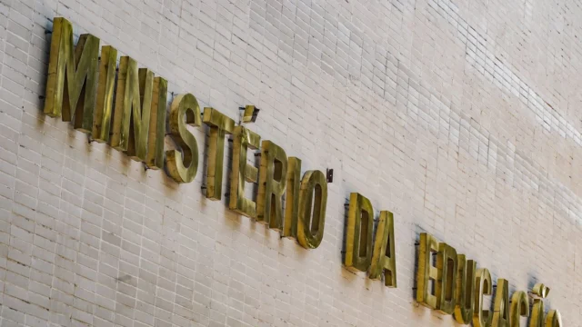 um adolescente de 13 anos . As vítimas, duas funcionárias do Instituto São José