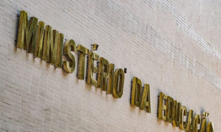 um adolescente de 13 anos . As vítimas, duas funcionárias do Instituto São José