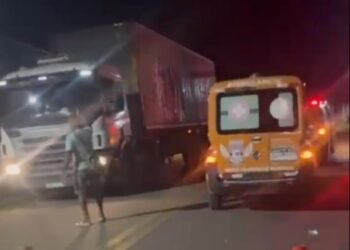 Colisão entre moto e bicicleta deixa dois feridos na BA-120, na saída para Coité