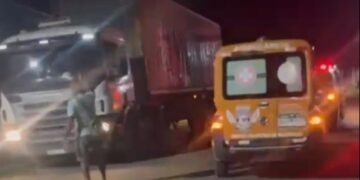 Colisão entre moto e bicicleta deixa dois feridos na BA-120, na saída para Coité