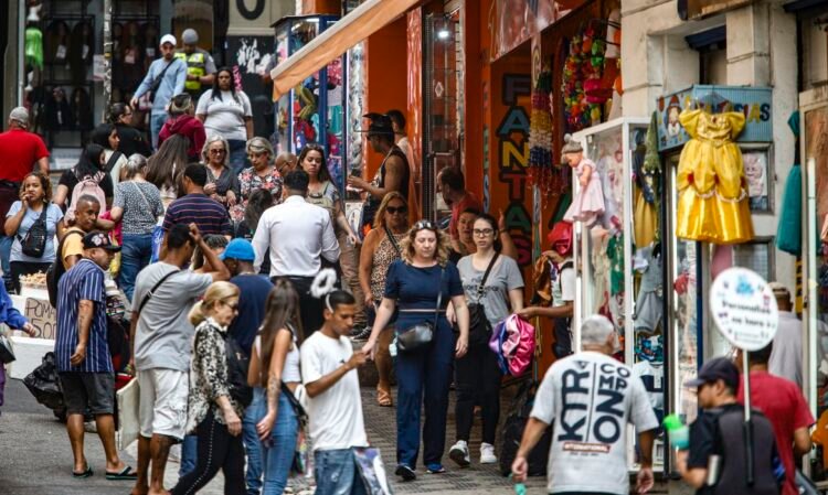 e-emprego-explicam-vendas-no-comercio-em-patamar-recorde">Crédito e emprego explicam vendas no comér