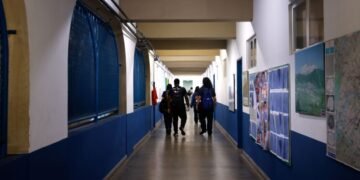 uma pesquisa sobre clima escolar realizada com 136 gestores de 105 escolas públi