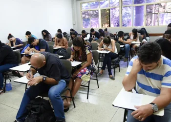 tunidade para jovens e adultos que não concluíram os estudos na idade apropriada