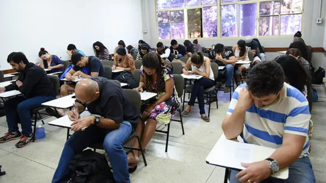 tunidade para jovens e adultos que não concluíram os estudos na idade apropriada