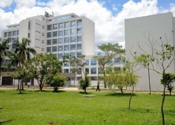 aproximadamente 150 pessoas desde a última quinta-feira (7). Cerca de 50 policia