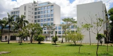aproximadamente 150 pessoas desde a última quinta-feira (7). Cerca de 50 policia