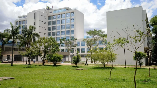 aproximadamente 150 pessoas desde a última quinta-feira (7). Cerca de 50 policia