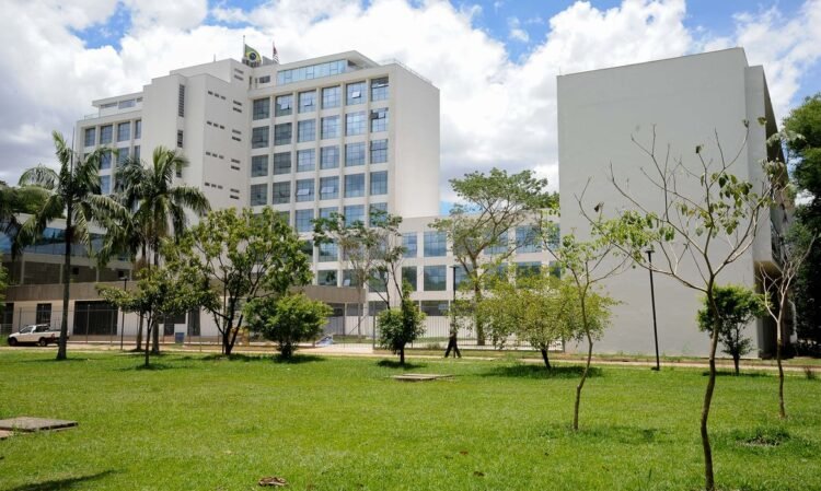 aproximadamente 150 pessoas desde a última quinta-feira (7). Cerca de 50 policia