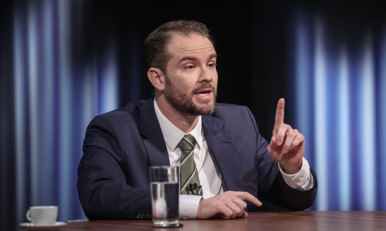 um sistema que avalie o potencial de impacto e periculosidade de cada aplicação