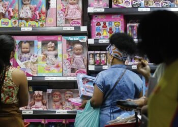 e-emprego-explicam-vendas-no-comercio-em-patamar-recorde">Crédito e emprego explicam vendas no comér