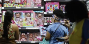 e-emprego-explicam-vendas-no-comercio-em-patamar-recorde">Crédito e emprego explicam vendas no comér