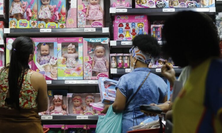 e-emprego-explicam-vendas-no-comercio-em-patamar-recorde">Crédito e emprego explicam vendas no comér
