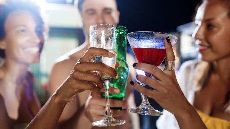 Cerveja e vinho estão entre as bebidas que causam menos impacto, mas devem ser consumidas sem excesso | Ilustrativa | Freepik