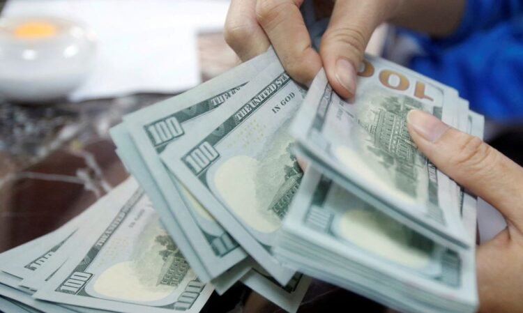 Dólar volta a superar R$ 5 e bolsa despenca com crise política e fiscal 1 tagem que vincula o senador Flávio Bolsonaro (PL-RJ) ao banqueiro Daniel Vorcaro
