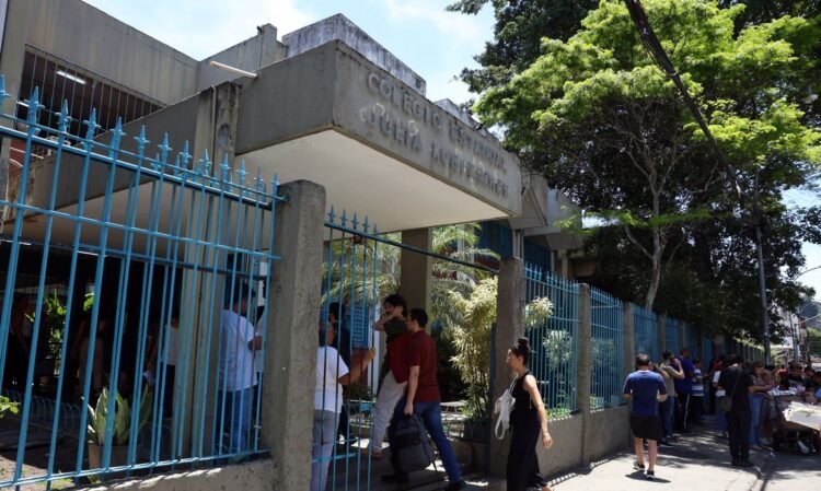 ário ou contrato efetivo com a secretaria de educação local. Aquele professor qu
