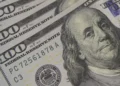 volta das 13h, antes de desacelerar no fim da tarde. O dólar comercial acumulou
