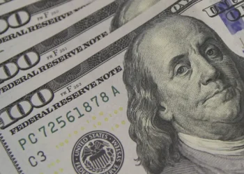 volta das 13h, antes de desacelerar no fim da tarde. O dólar comercial acumulou
